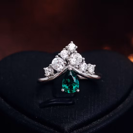 Anello con smeraldo creato in laboratorio a forma di V da 0,8 carati con taglio a pera Anello in argento placcato oro con zirconi per l'uso quotidiano